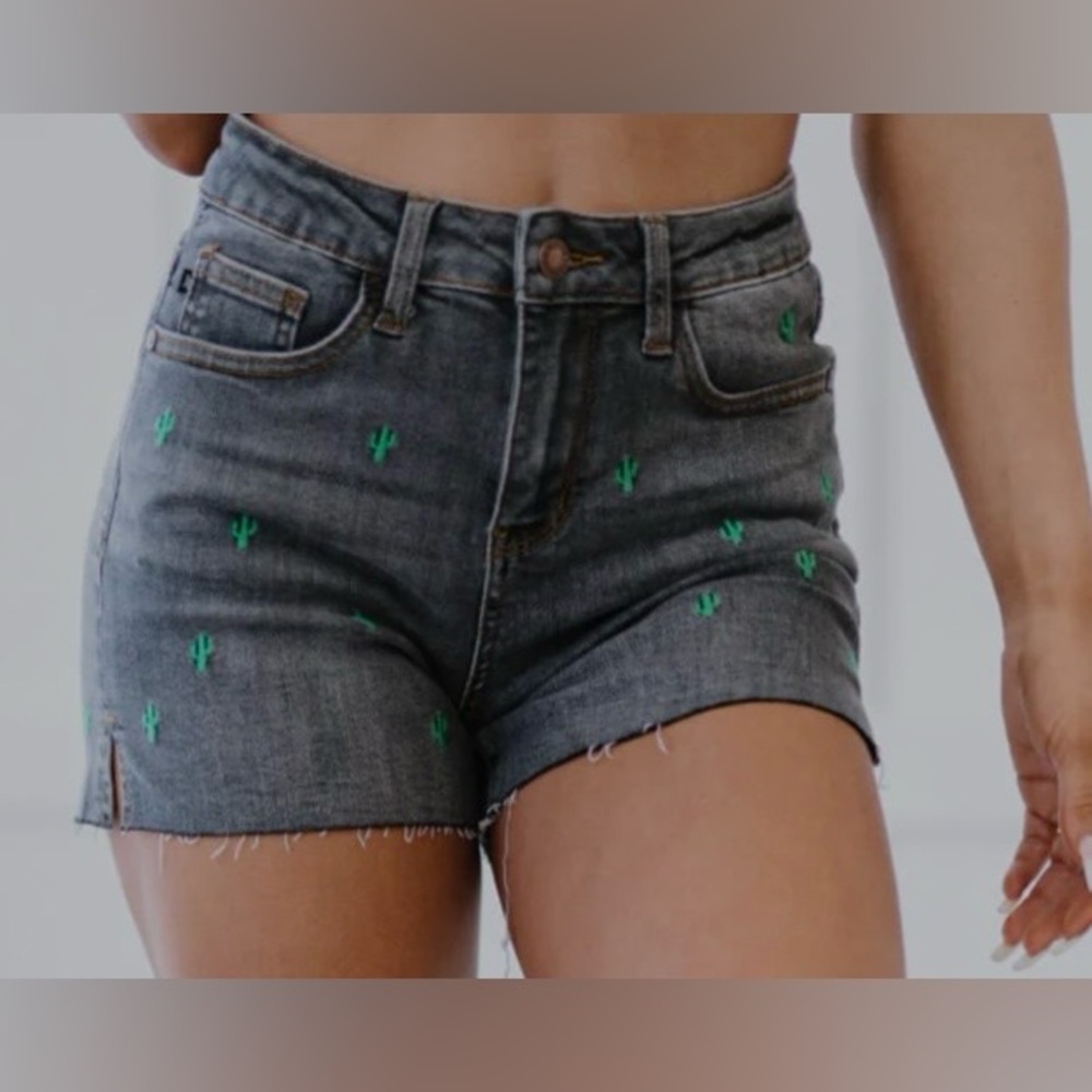2 PAIRS! BUNDLE! Judy Blue embroidered Shorts Size medium - Picture 2 of 13